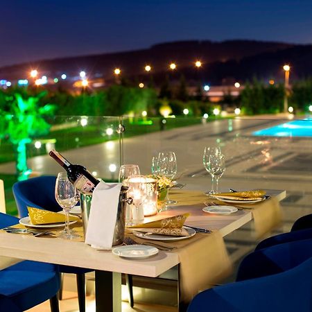 Miracle Istanbul Asia Airport Hotel & Spa Ngoại thất bức ảnh The hotel's pool