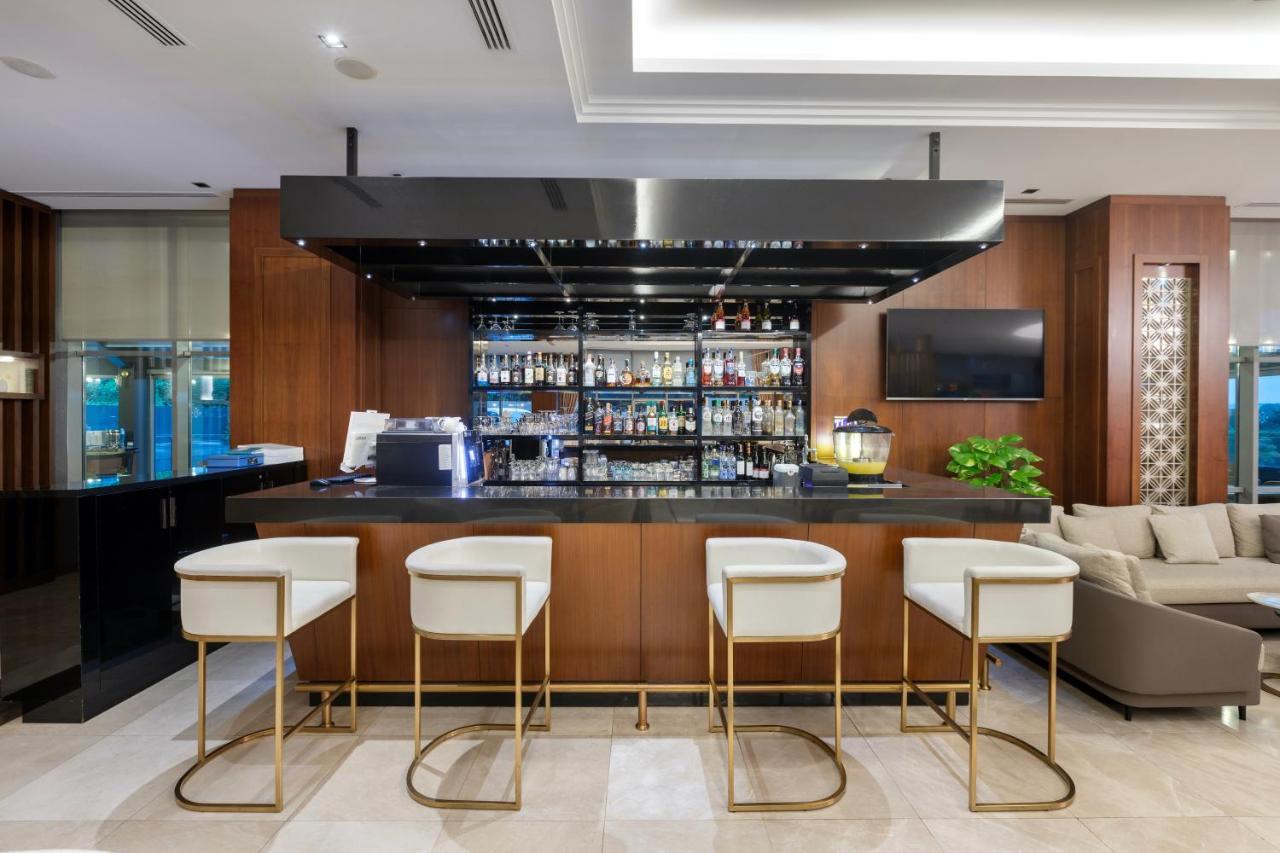 Miracle Istanbul Asia Airport Hotel & Spa Ngoại thất bức ảnh The bar at the lounge