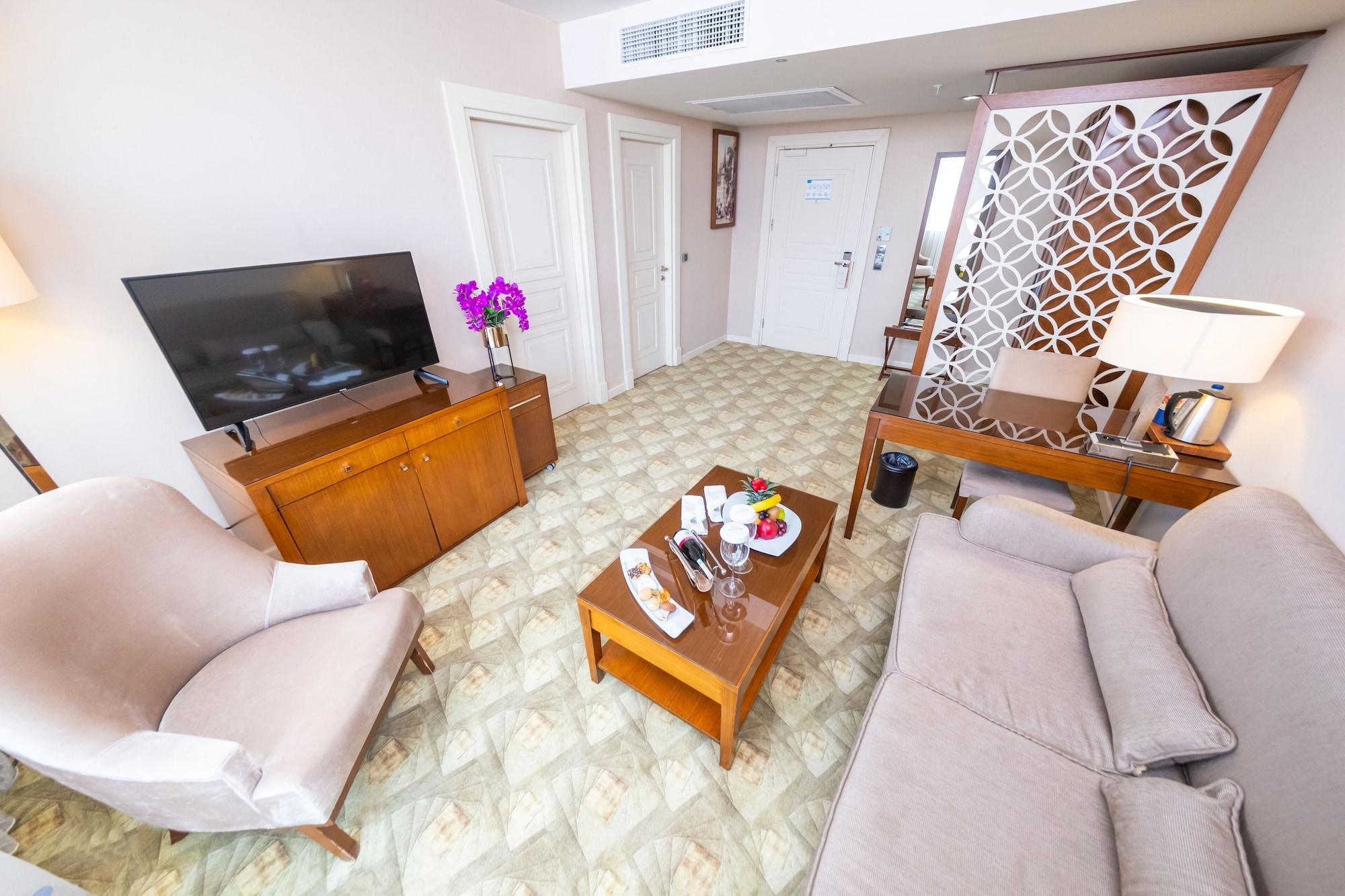 Miracle Istanbul Asia Airport Hotel & Spa Ngoại thất bức ảnh A living room in a suite at the hotel