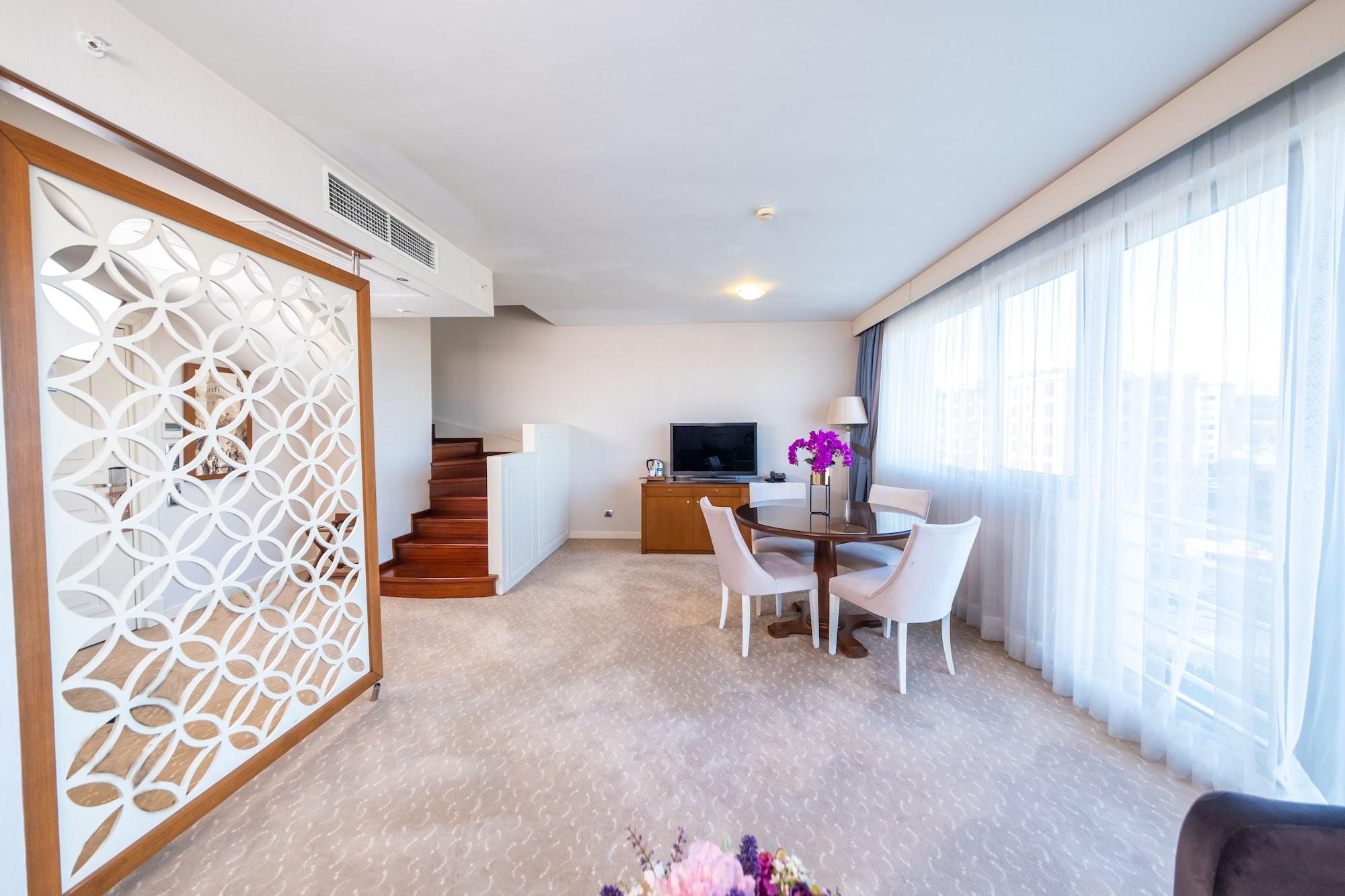 Miracle Istanbul Asia Airport Hotel & Spa Ngoại thất bức ảnh A suite at the hotel