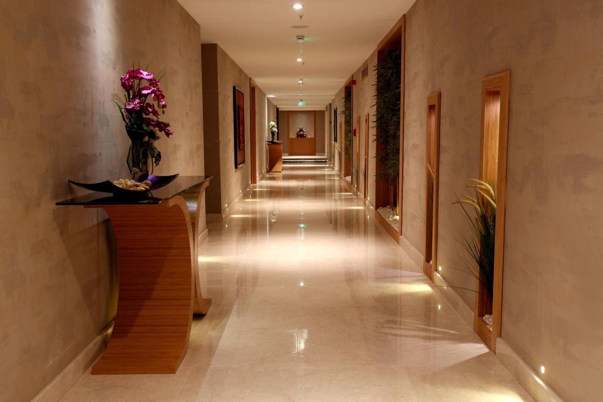 Miracle Istanbul Asia Airport Hotel & Spa Ngoại thất bức ảnh A corridor in a hotel