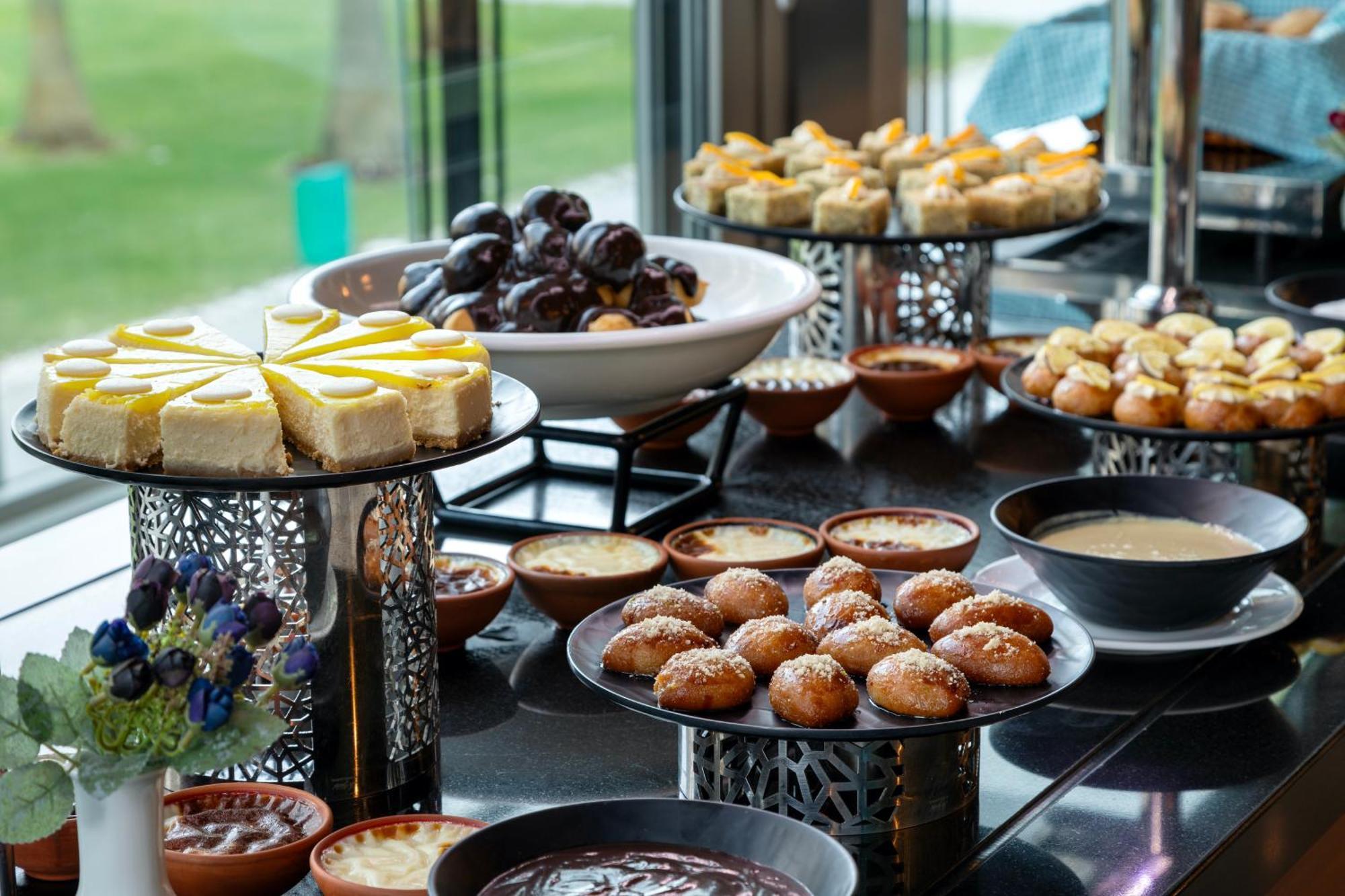 Miracle Istanbul Asia Airport Hotel & Spa Ngoại thất bức ảnh A dessert buffet