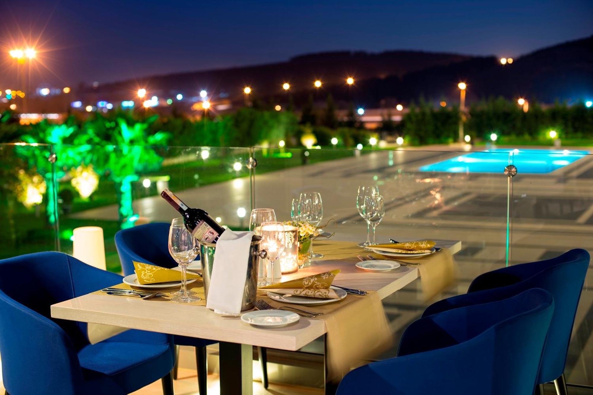 Miracle Istanbul Asia Airport Hotel & Spa Ngoại thất bức ảnh The hotel's pool