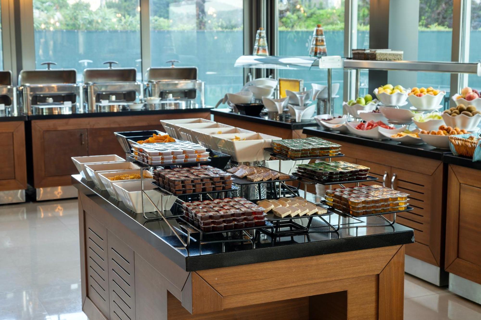 Miracle Istanbul Asia Airport Hotel & Spa Ngoại thất bức ảnh A buffet at a hotel