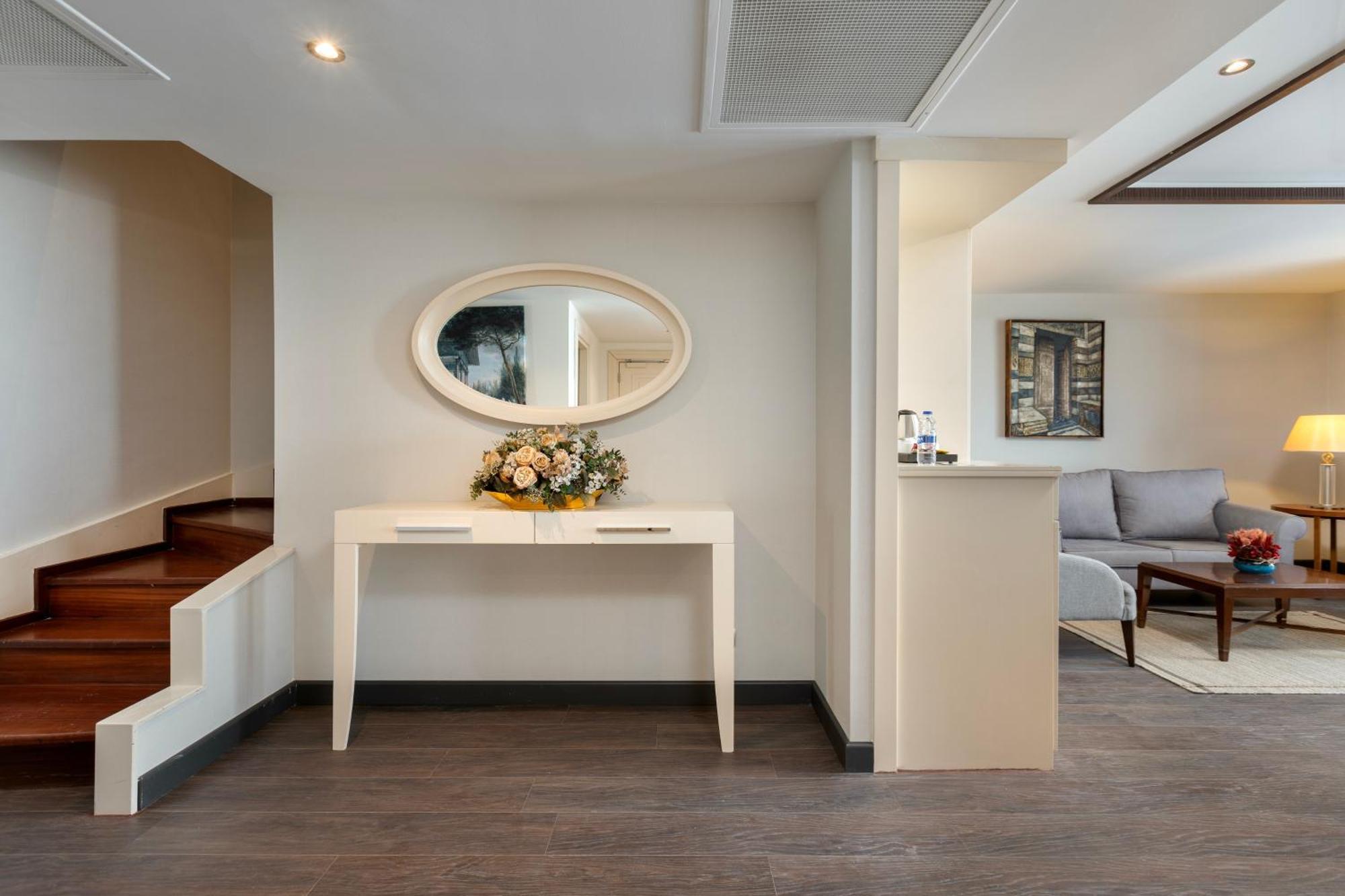 Miracle Istanbul Asia Airport Hotel & Spa Ngoại thất bức ảnh A suite at the hotel