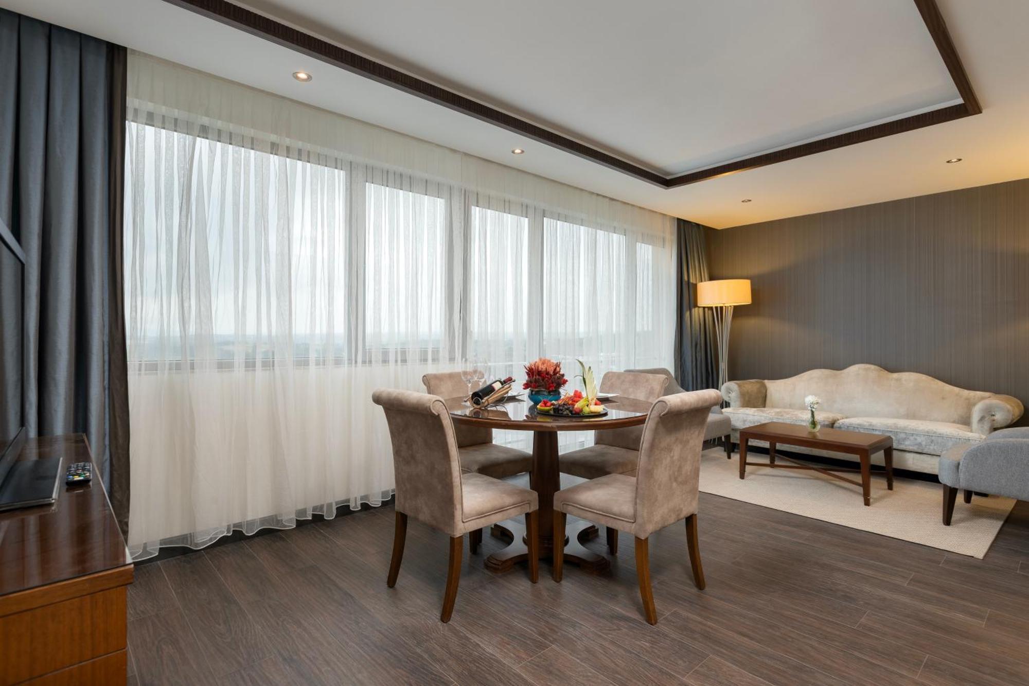 Miracle Istanbul Asia Airport Hotel & Spa Ngoại thất bức ảnh A suite at the hotel