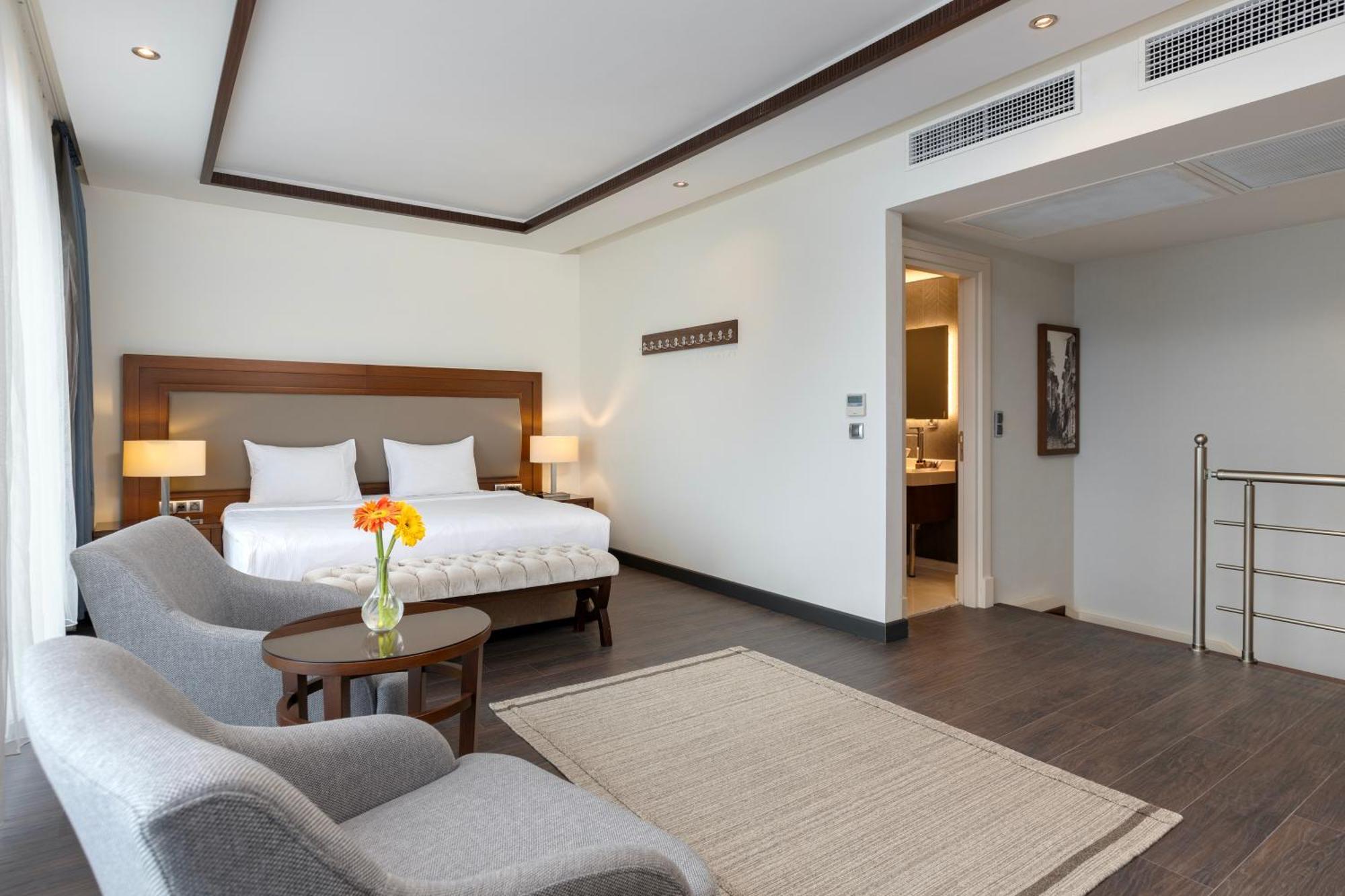 Miracle Istanbul Asia Airport Hotel & Spa Ngoại thất bức ảnh A bedroom at the hotel