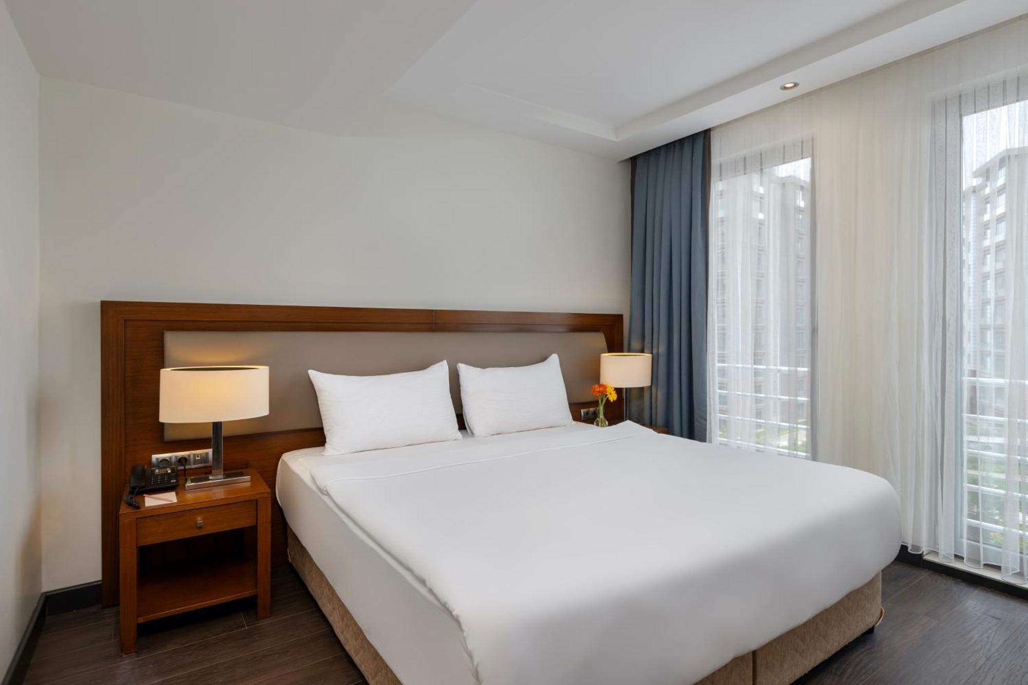 Miracle Istanbul Asia Airport Hotel & Spa Ngoại thất bức ảnh A bedroom at the hotel