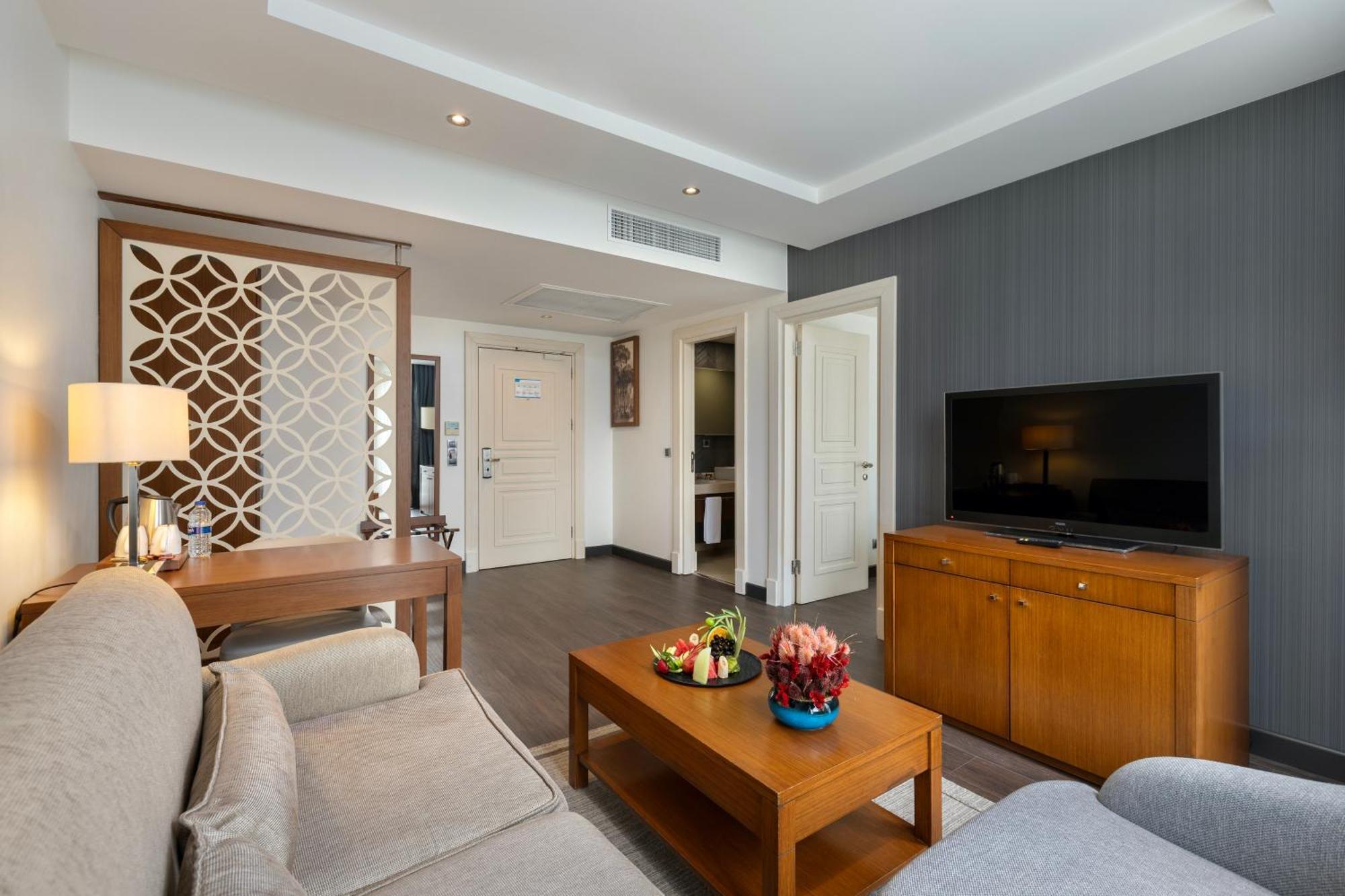 Miracle Istanbul Asia Airport Hotel & Spa Ngoại thất bức ảnh A suite at the hotel