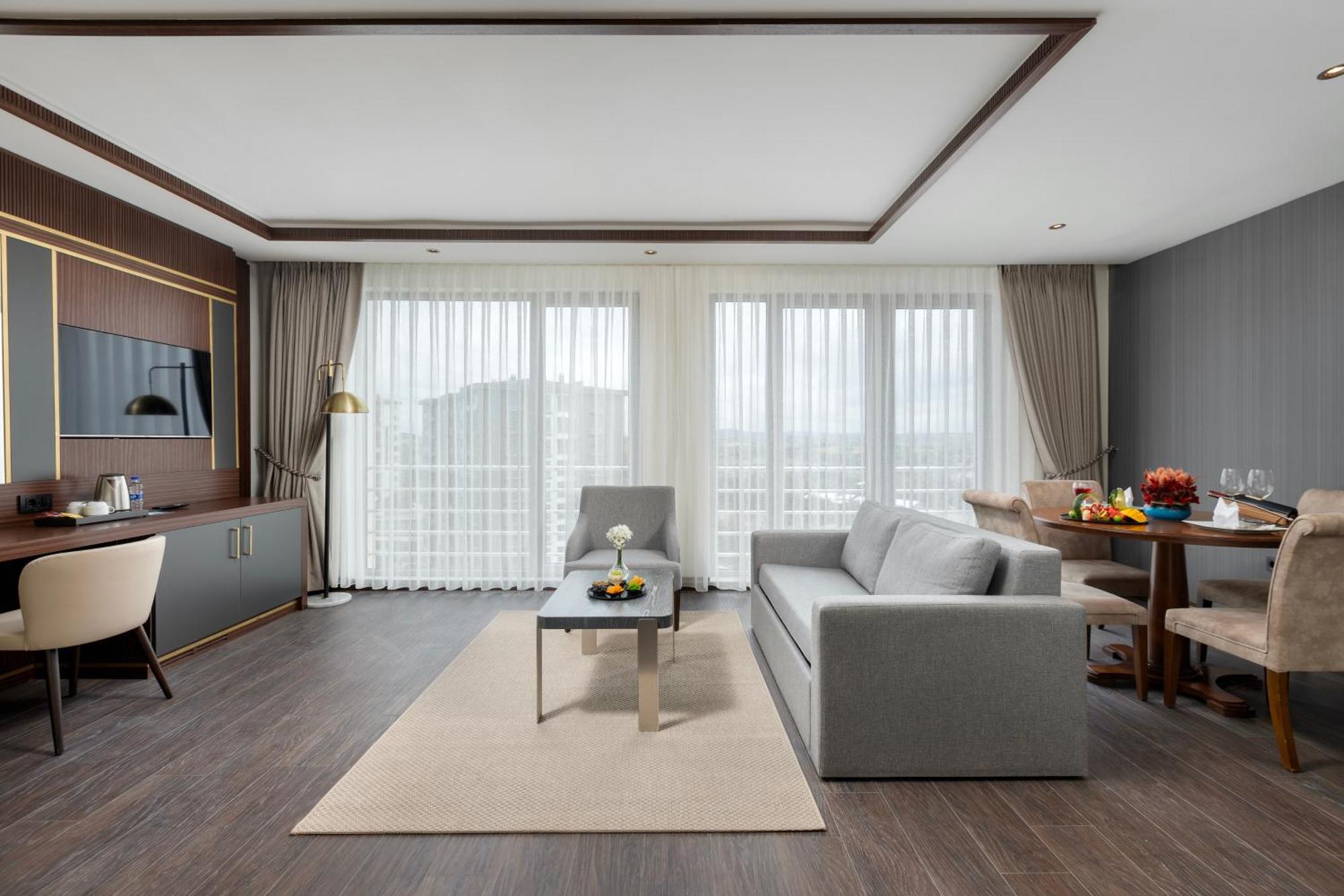 Miracle Istanbul Asia Airport Hotel & Spa Ngoại thất bức ảnh A suite at the hotel